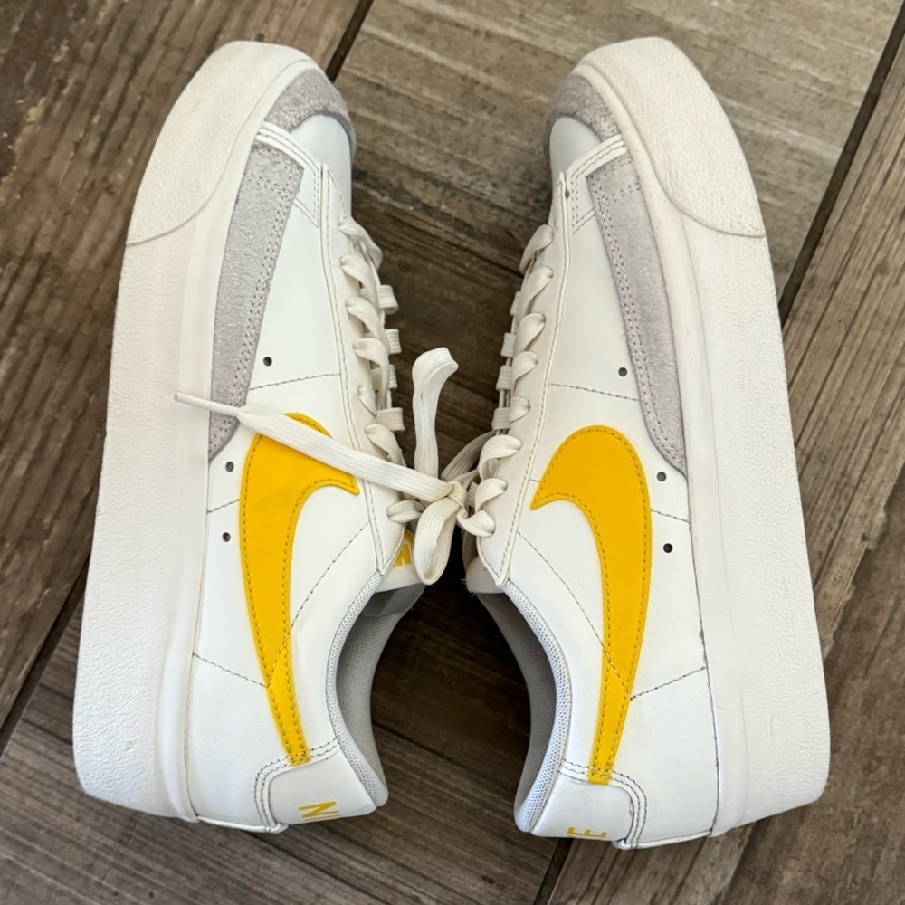 Nike Women’s Blazer Low Platform Sneaker size 8.5 - Picture 10 of 11
